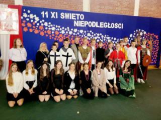Uroczysty apel z okazji Święta Niepodległości w Szkole Podstawowej w Szczepanowie