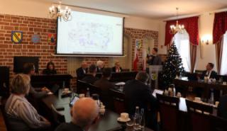 Debata ws. lokalizacji farm fotowoltaicznych i opinii społecznych w tej sprawie [wideo]