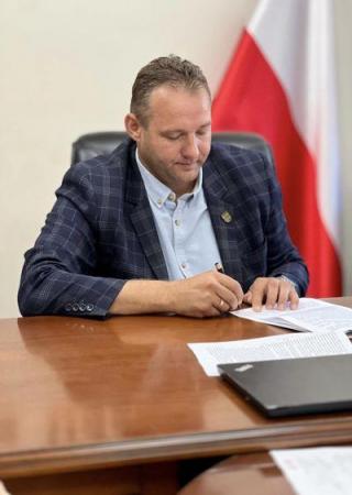 Podpisano umowę na termomodernizację elewacji budynku użyteczności publicznej w Konarach