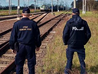 Średzcy policjanci połączyli siły z funkcjonariuszami Służby Ochrony Kolei