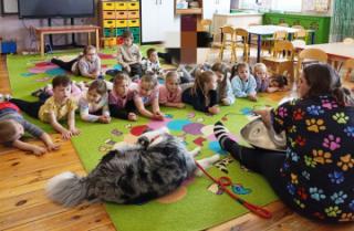 Zajęcia z dogoterapii w Przedszkolu Publicznym w Ciechowie