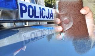 Okradł kobietę w sklepie w Cesarzowicach. Policja prosi o pomoc w identyfikacji sprawcy