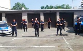 Policjanci ze Środy Śl. pompując wsparli akcję #GaszynChallenge