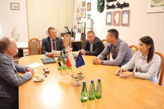 Burmistrz podpisał kontrakt na 525 komputerów dla dzieci z 27 sołectw
