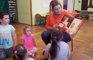 TYM RAZEM DZIECIOM CZYTAŁA PANI BIBLIOTEKARKA