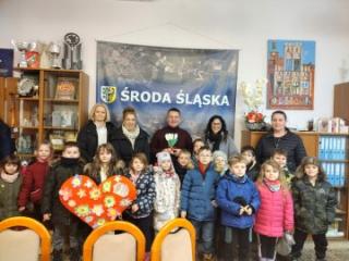Dzieci z Przedszkola nr 1 z życzeniami urodzinowymi u Burmistrza