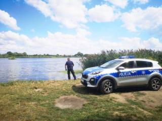 Policjanci monitorują sytuację na Odrze
