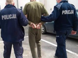Ruszył w kierunku policjanta z nożami w rękach. Funkcjonariusz oddał strzał ostrzegawczy