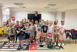 Bezpieczna droga do szkoły - spotkanie dzielnicowych z Malczyc z uczniami
