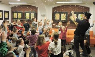 BIBLIOTECZNA NOC Z ANDERSENEM PEŁNA WRAŻEŃ