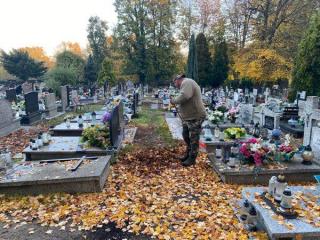 OSiR porządkuje zieleń na cmentarzu przed 1 listopada