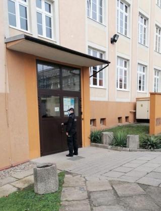 Odpowiedzialność nieletnich, handel ludźmi, alkohol i narkotyki tematem spotkania policjantów z uczniami