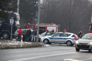 Zderzenie osobówki z ciężarówką na średzkiej obwodnicy