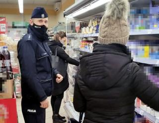 Policjanci kontrolują i przypominają o obostrzeniach