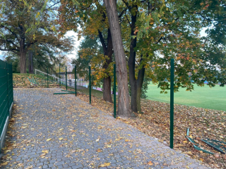 Trwa wymiana części ogrodzenia przy stadionie OSiR