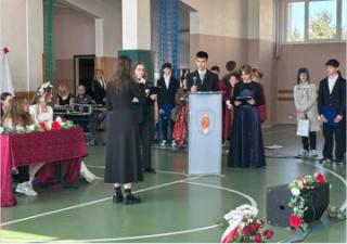 Na straży pamięci – młodzież z Kostomłotów w hołdzie Konstytucji 3 Maja