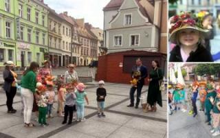 Przedszkolaki z Przedszkola nr 3 powitały jesień paradą jesiennych kapeluszy