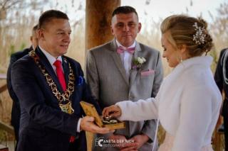 Listopadowy ślub plenerowy w Brodnie. Jak zorganizować taką ceremonię?
