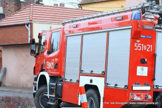 SAMOCHÓD WYPADŁ Z DROGI I WJECHAŁ DO ROWU