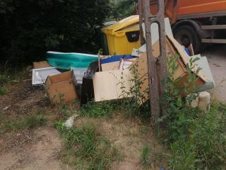 Mieszkańcy wyrzucają gabaryty gdzie popadnie i kiedy chcą - kamera mobilna pomoże ustalić sprawców