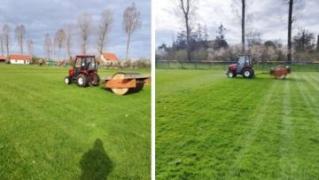 Wałowanie murawy boiska w Bukówku