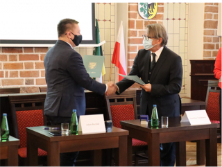Historyczny kontrakt na budowę nowej szkoły na Winnej Górze