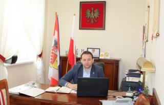 Wójt gminy Udanin na wideokonferencji z wojewodą