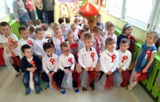 Przedszkolaki dla Niepodległej - uroczysty apel w średzkim przedszkolu nr 3