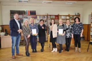 Z książką mi do twarzy - konkurs czytelniczy w bibliotece w Udaninie