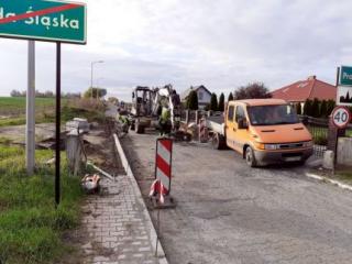 Budują nawierzchnię ul. Reymonta na granicy miasta