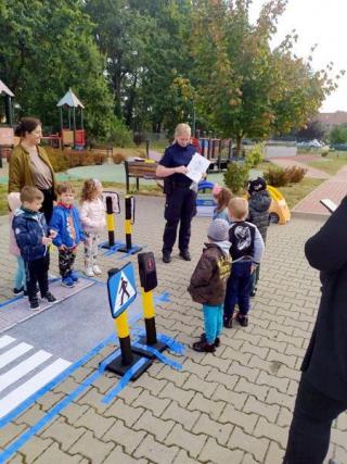 Strażnicy miejscy edukują przedszkolaków i uczniów