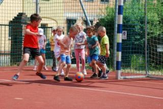 Pierwsze kroki do futbolu i rugby z UKS Skarby