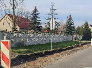 W Chomiąży powstaje nowy chodnik i ciąg pieszo-jezdny za kościołem