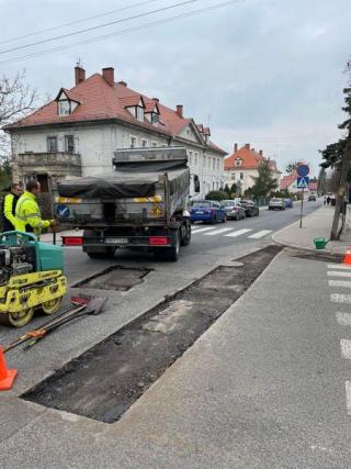 Pierwsze naprawy cząstkowe gminnych dróg w mieście i gminie