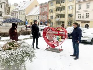 Charytatywne serduszko prezentem mikołajkowym dla miasta