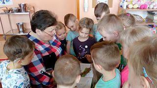 „TYDZIEŃ CZYTANIA Z BABCIĄ I DZIADKIEM” W PRZEDSZKOLU NR1
