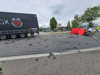 Tragiczny wypadek w Źródłach - zginęły 2 osoby. Wyznaczono objazd