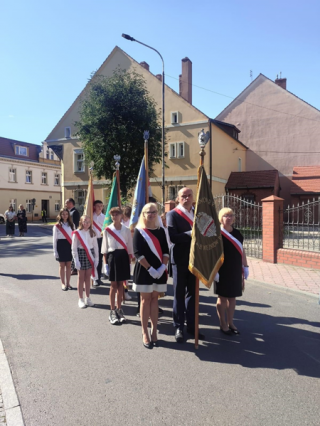 Ku czci bohaterom z „nieludzkiej ziemi”
