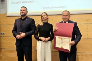Łowęcice zyskają nowoczesną świetlicę – burmistrz Miękini odebrał promesę