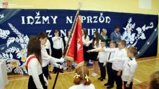 Uroczystość poświęcenia i nadania sztandaru szkole w Ujeździe Górnym