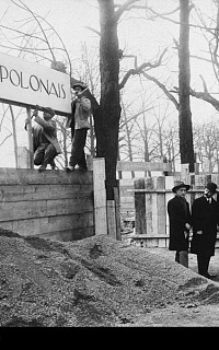 Podczas budowy polskiego pawilonu członkowie komitetu organizacyjnego zostali uwiecznieni na zdjęciu. Wśród nich można dostrzec m.in. twórcę projektu architektonicznego, Józefa Czajkowskiego (drugi od lewej); rzeźbiarza Ludwika Pugeta, delegata Rządu Polskiego ds. wystawy sztuki dekoracyjnej (trzeci od lewej); oraz Jerzego Warchałowskiego, komisarza generalnego sekcji polskiej (czwarty od lewej). Fot. Narodowe Archiwum Państwowe