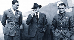 Merian C. Cooper (w kapeluszu) i Mirosław Ferić (z lewej) oraz Jan Zumbach (z prawej) w Anglii podczas odwiedzin u 303