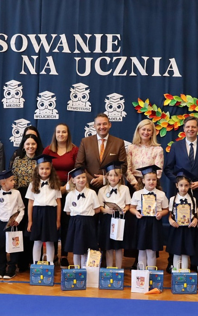 Pasowanie na ucznia w Udaninie – chwila pełna wzruszeń i dumy Fot. Gmina Udanin