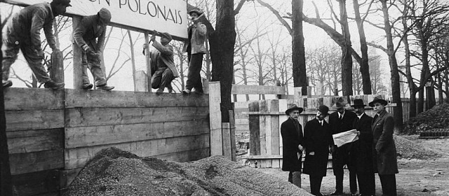 Podczas budowy polskiego pawilonu członkowie komitetu organizacyjnego zostali uwiecznieni na zdjęciu. Wśród nich można dostrzec m.in. twórcę projektu architektonicznego, Józefa Czajkowskiego (drugi od lewej); rzeźbiarza Ludwika Pugeta, delegata Rządu Polskiego ds. wystawy sztuki dekoracyjnej (trzeci od lewej); oraz Jerzego Warchałowskiego, komisarza generalnego sekcji polskiej (czwarty od lewej). Fot. Narodowe Archiwum Państwowe