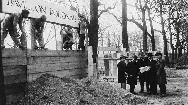 Podczas budowy polskiego pawilonu członkowie komitetu organizacyjnego zostali uwiecznieni na zdjęciu. Wśród nich można dostrzec m.in. twórcę projektu architektonicznego, Józefa Czajkowskiego (drugi od lewej); rzeźbiarza Ludwika Pugeta, delegata Rządu Polskiego ds. wystawy sztuki dekoracyjnej (trzeci od lewej); oraz Jerzego Warchałowskiego, komisarza generalnego sekcji polskiej (czwarty od lewej). Fot. Narodowe Archiwum Państwowe