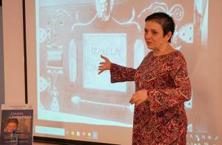 Joanna Lamparska z wizytą w średzkiej bibliotece / fot. Wiktor Kalita