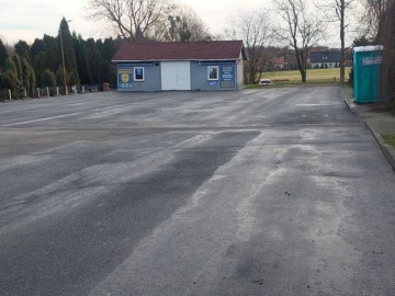 Parking przy ul. Cmentarnej w Środzie Śląskiej w całości wyasfaltowany / fot. UM