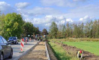 Pomiędzy Pisarzowicami, a Wilkszynem trwa budowa chodnika