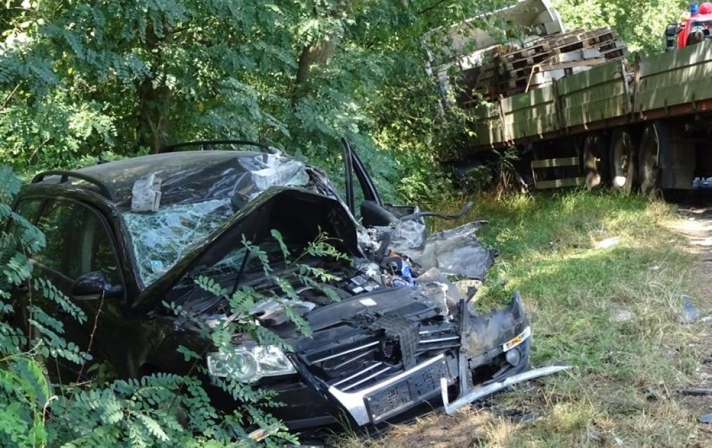 Wypadek! Kierowca zakleszczony w aucie (zdjęcia)