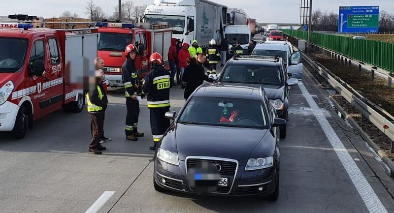 Karambol. Jeden z pojazdów przewoził materiały niebezpieczne